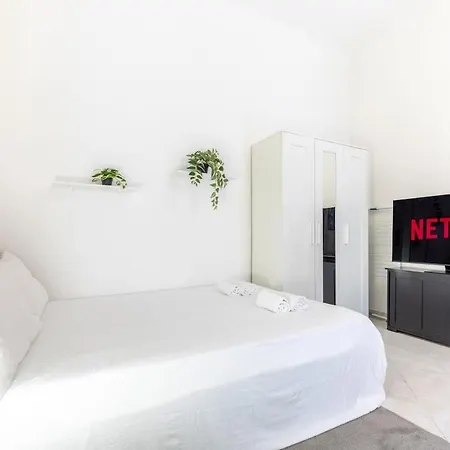 Luminosissimo Monolocale Con Wi-Fi شقة